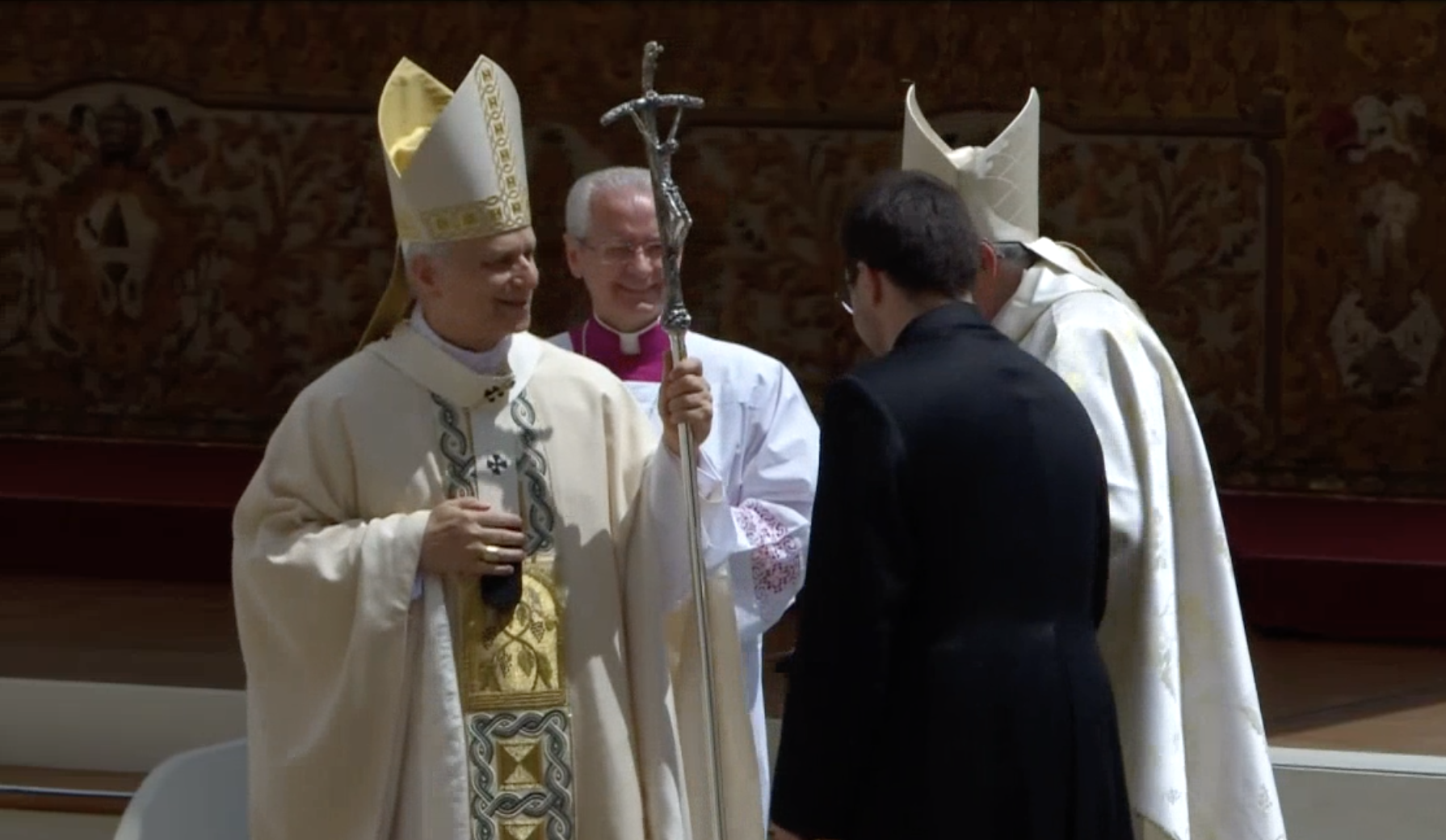 Pope Leo XIV greeting guests at inaugural Mass